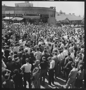 Berkeley,_California._University_of_California_Student_Peace_Strike._About_half_of_the_students_assembled_at_the..._-_NARA_-_532103.tif